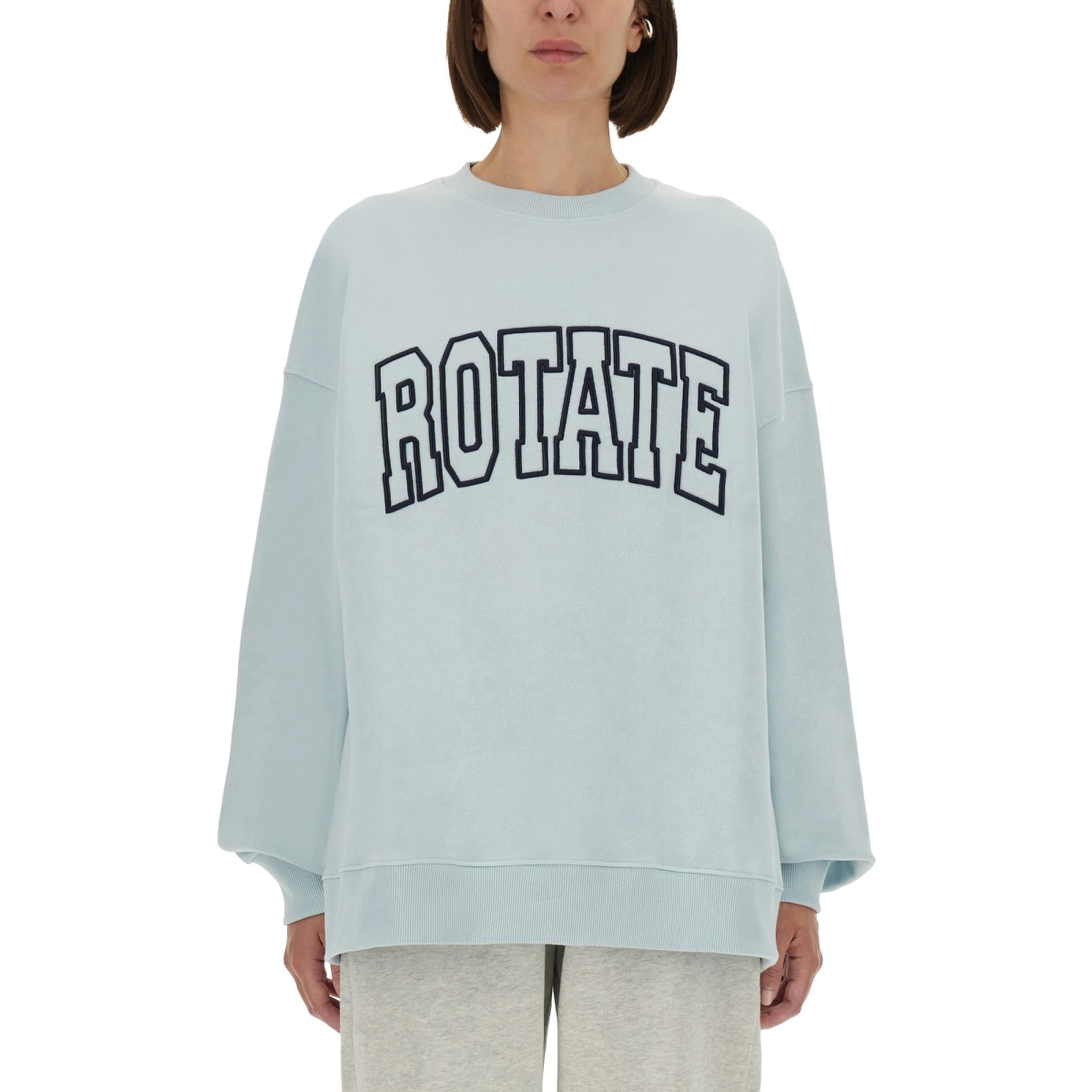 كنزة رياضية بشعار