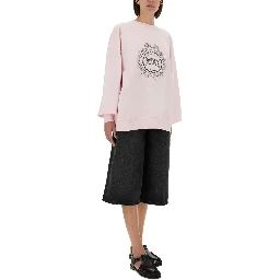 كنزة رياضية بشعار