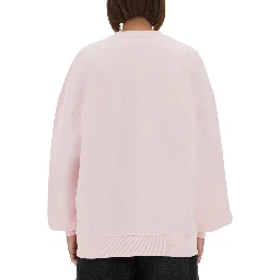 كنزة رياضية بشعار