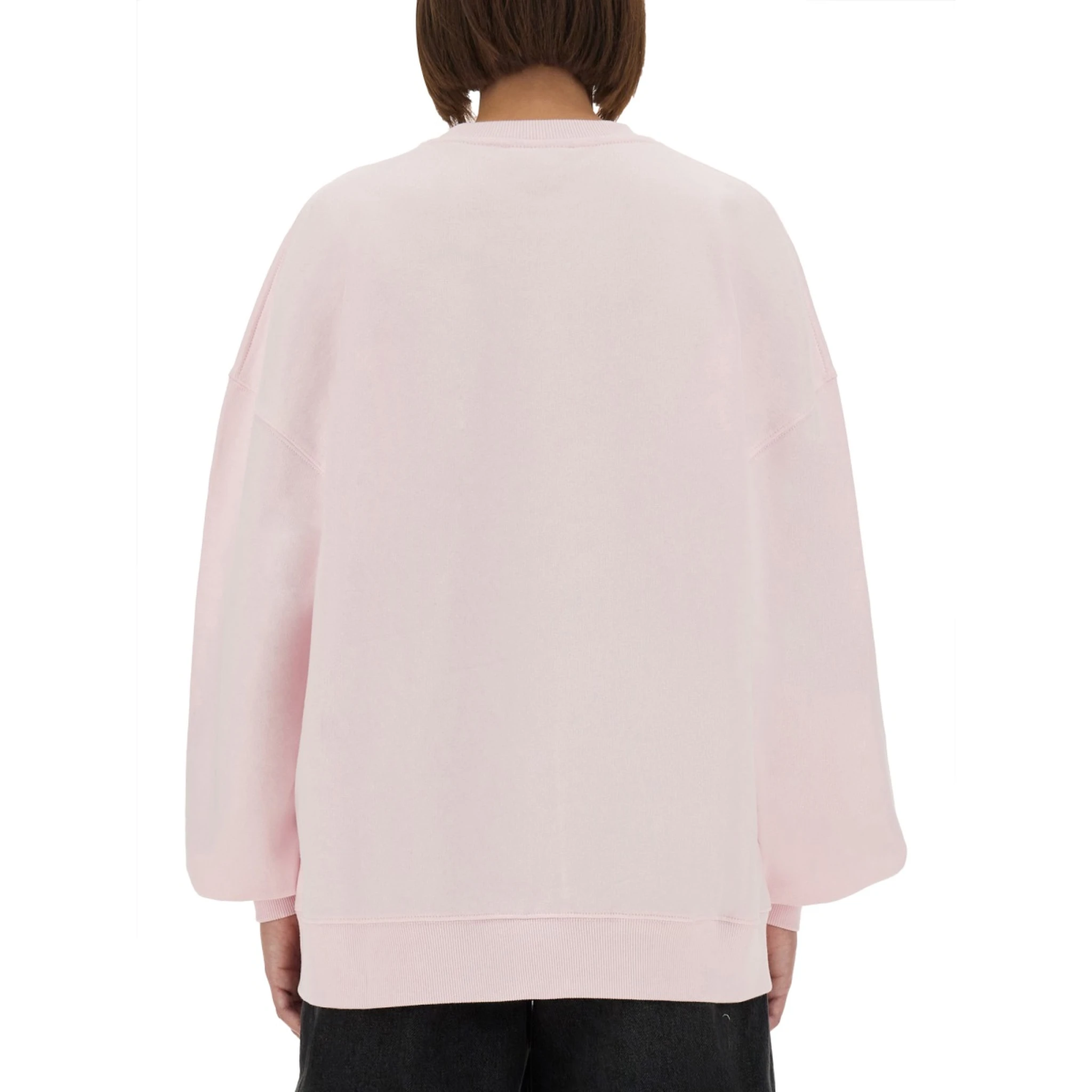 كنزة رياضية بشعار