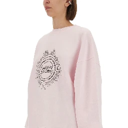 كنزة رياضية بشعار