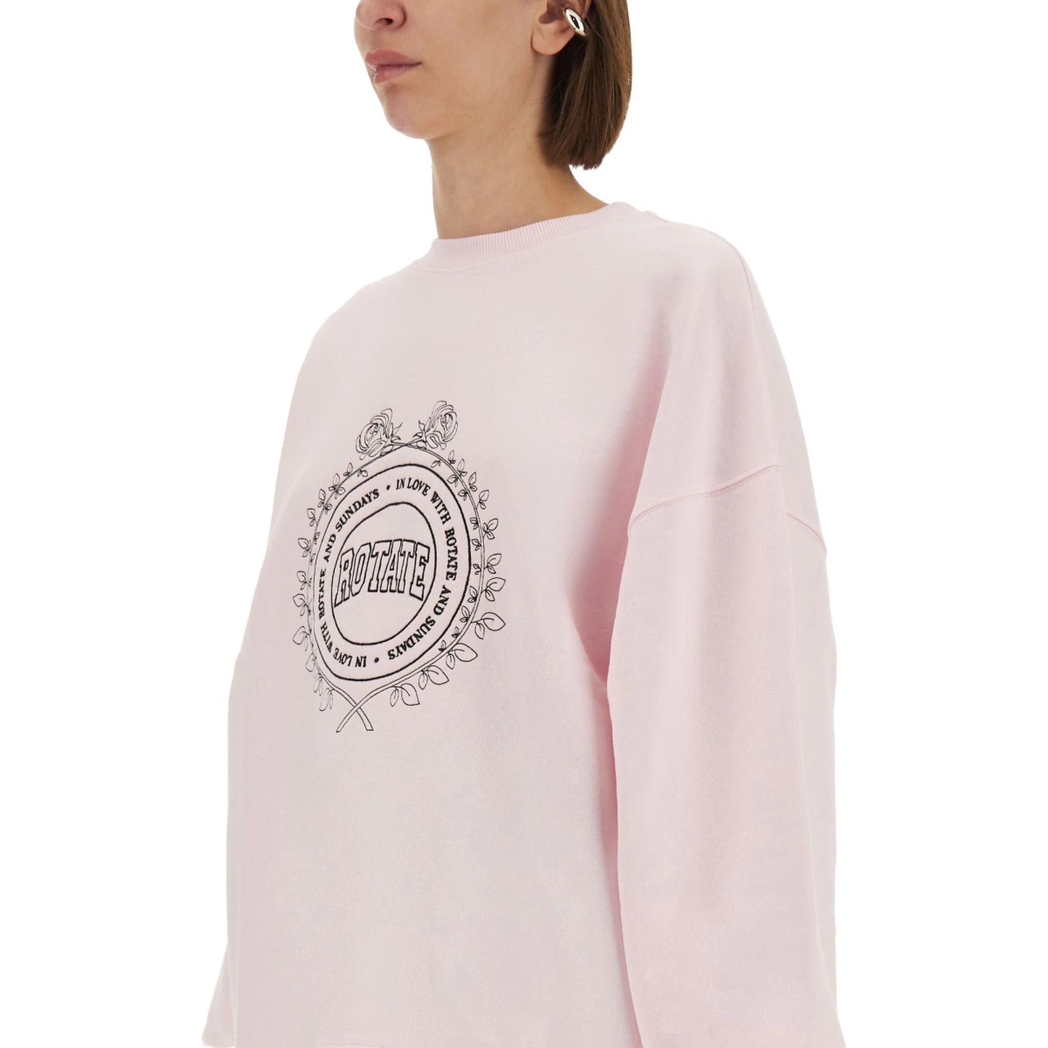 كنزة رياضية بشعار