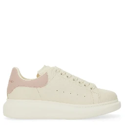 حذاء رياضي ضخم