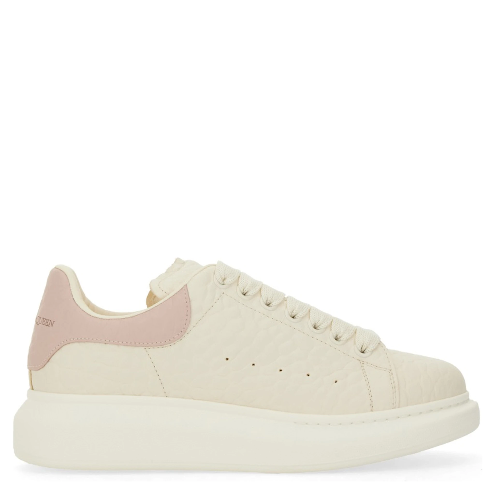 حذاء رياضي ضخم