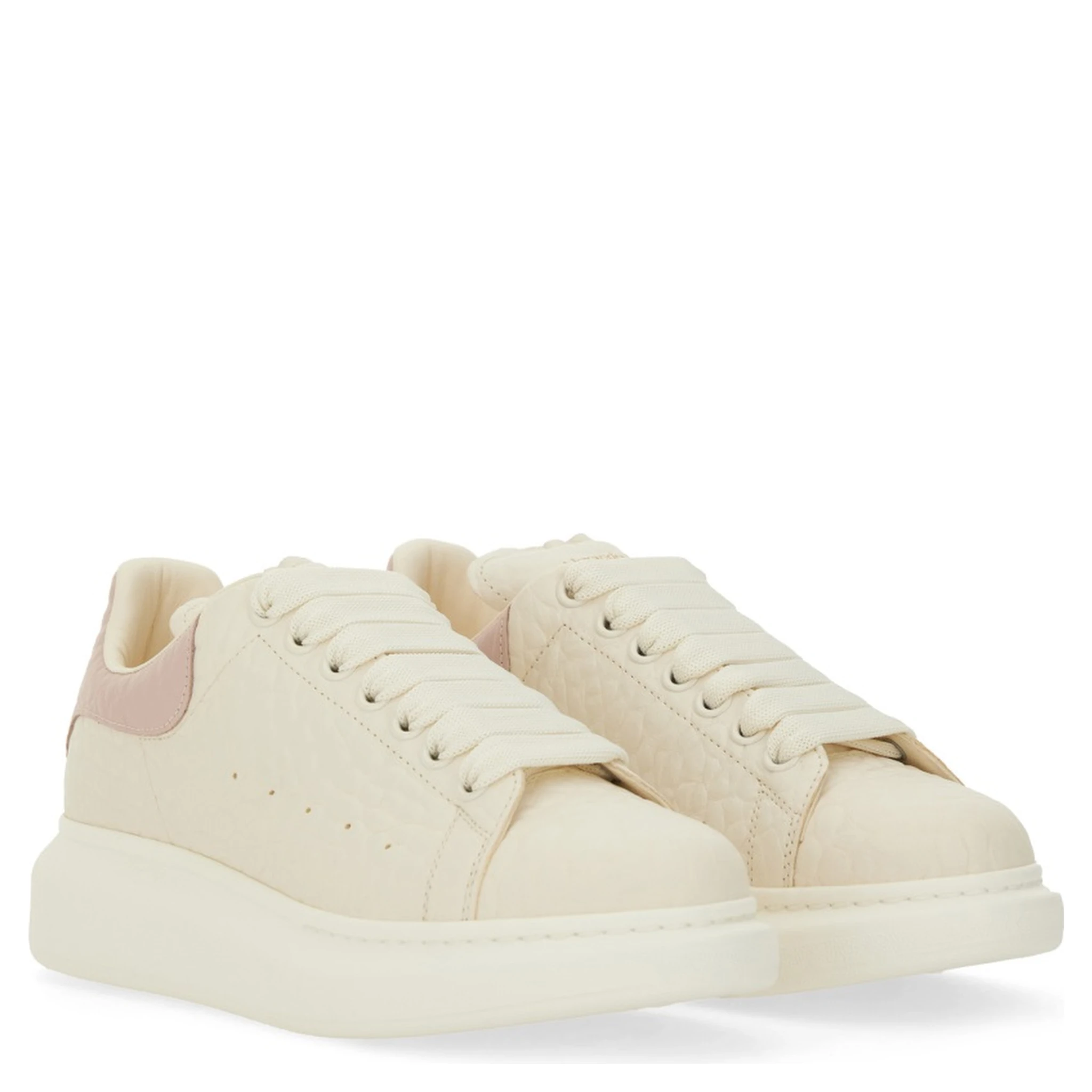 حذاء رياضي ضخم