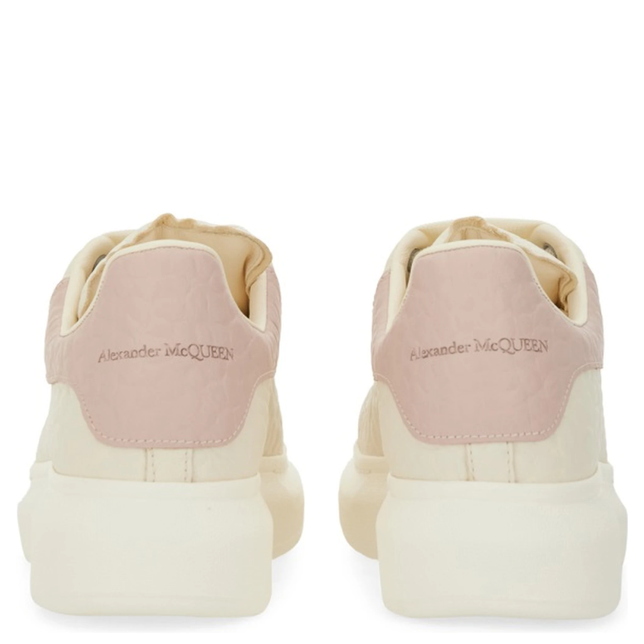 حذاء رياضي ضخم