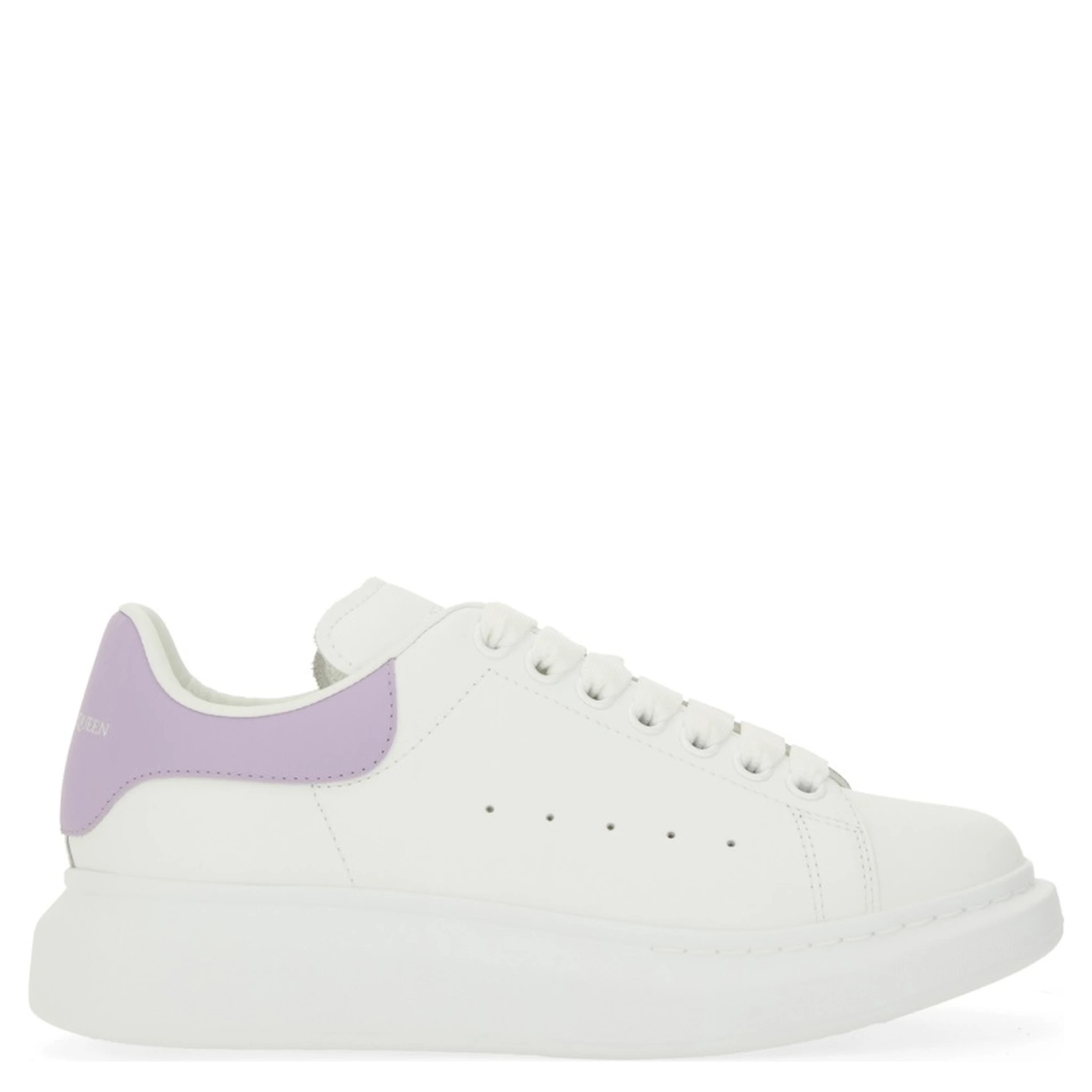 حذاء رياضي ضخم