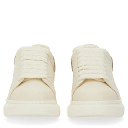 حذاء رياضي ضخم