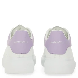 حذاء رياضي ضخم