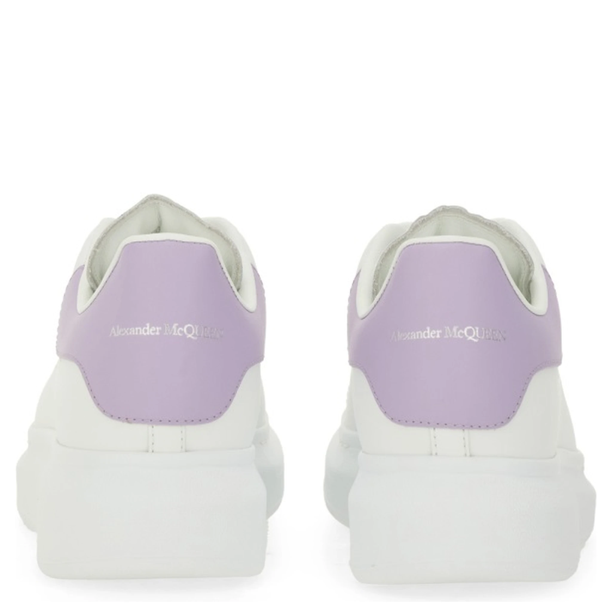 حذاء رياضي ضخم