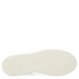 حذاء رياضي ضخم