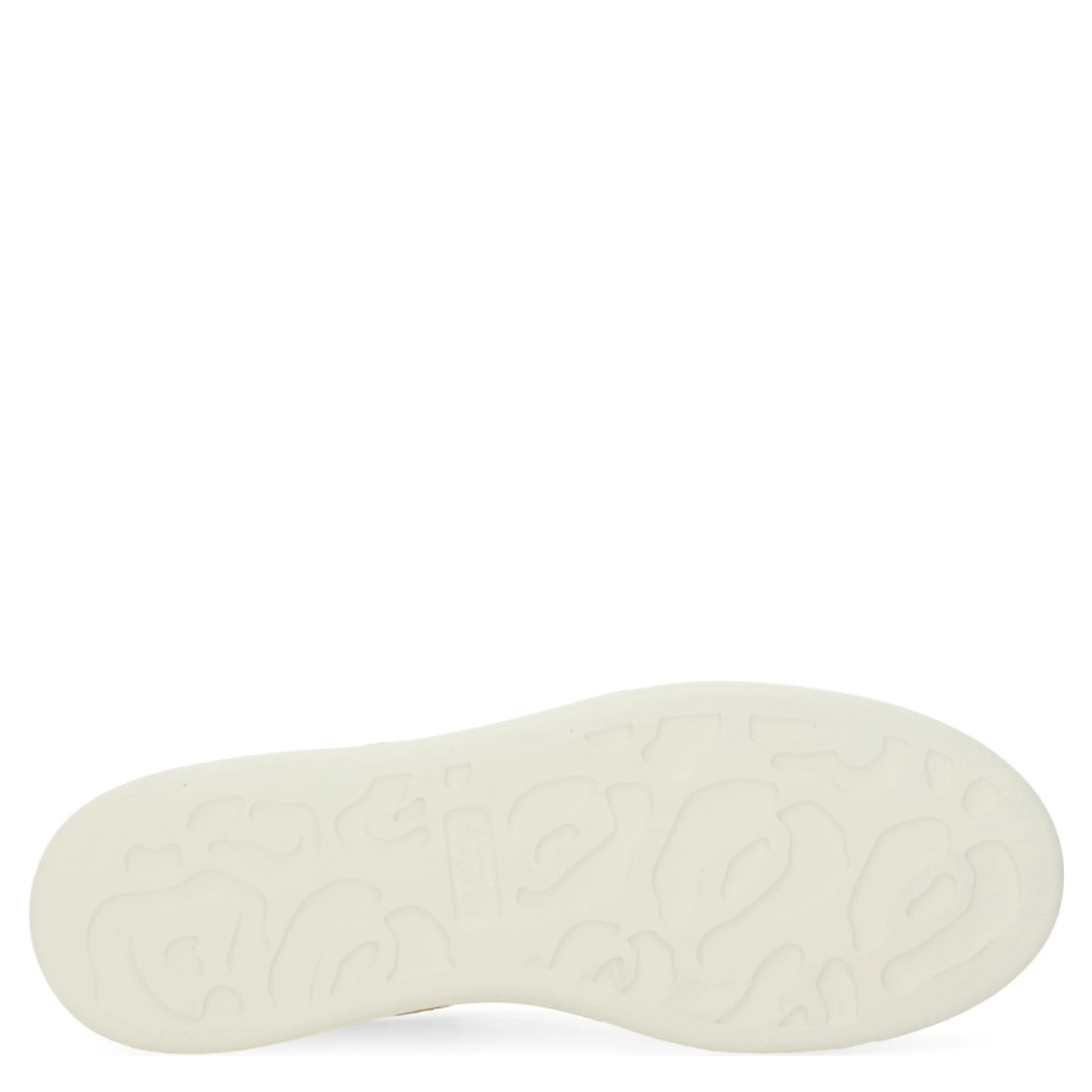 حذاء رياضي ضخم