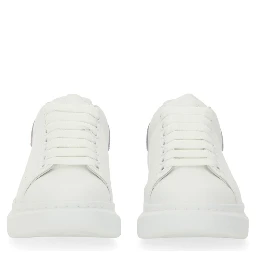 حذاء رياضي ضخم