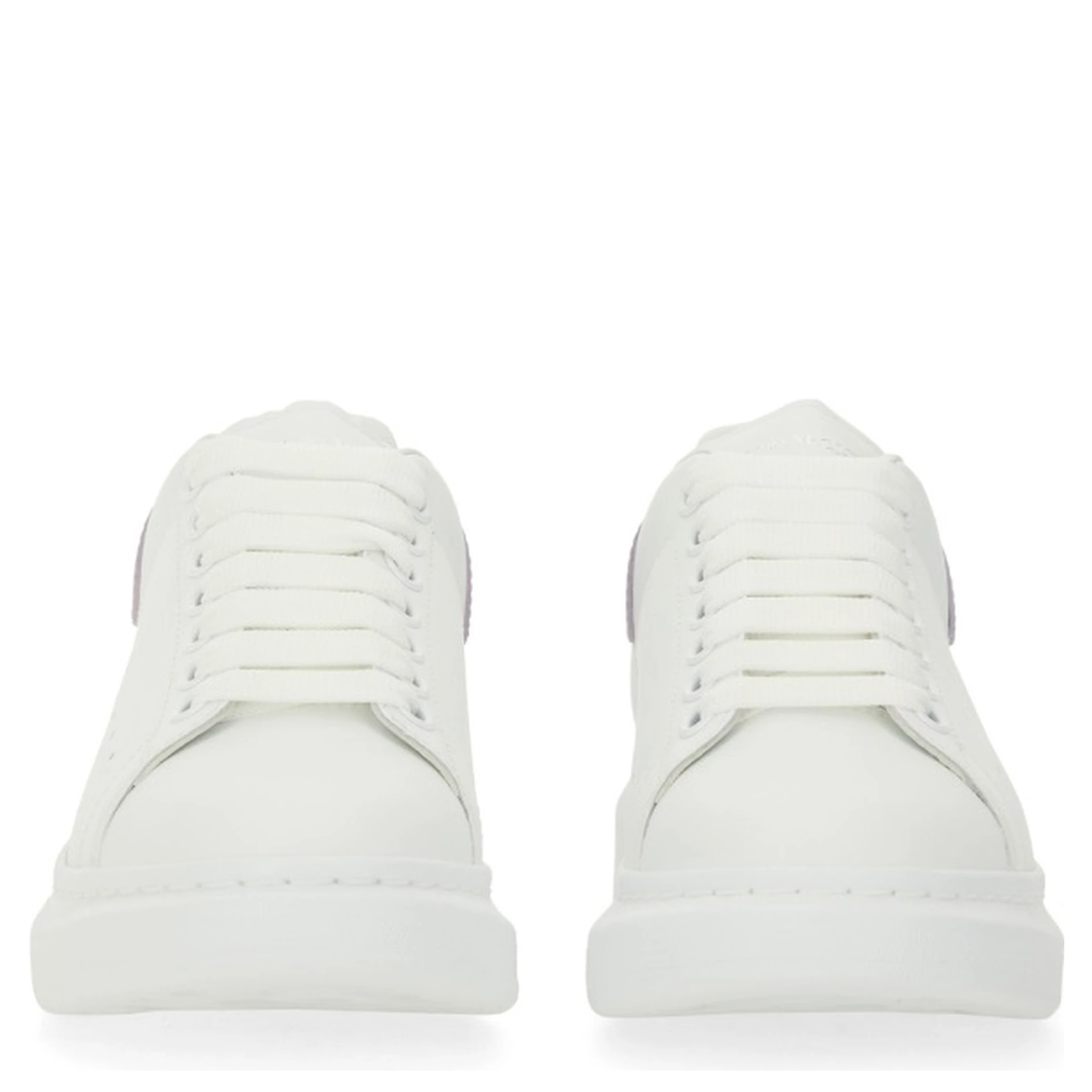 حذاء رياضي ضخم