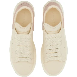 حذاء رياضي ضخم