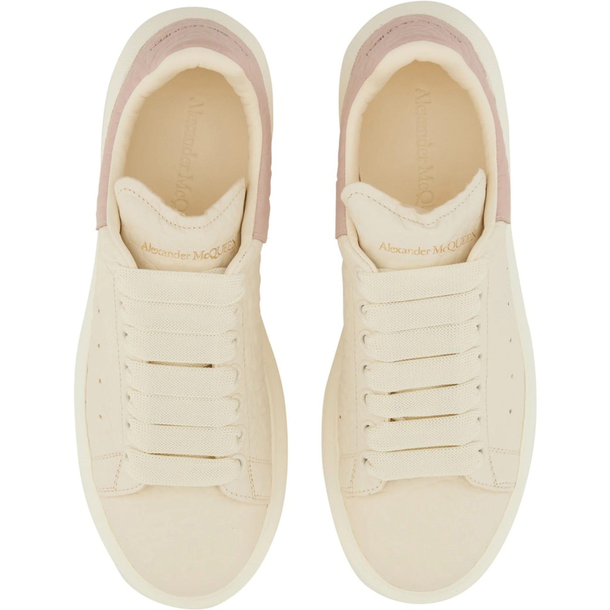 حذاء رياضي ضخم