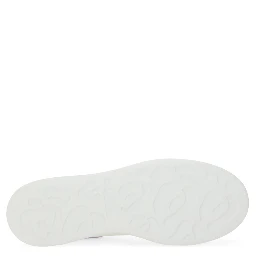 حذاء رياضي ضخم