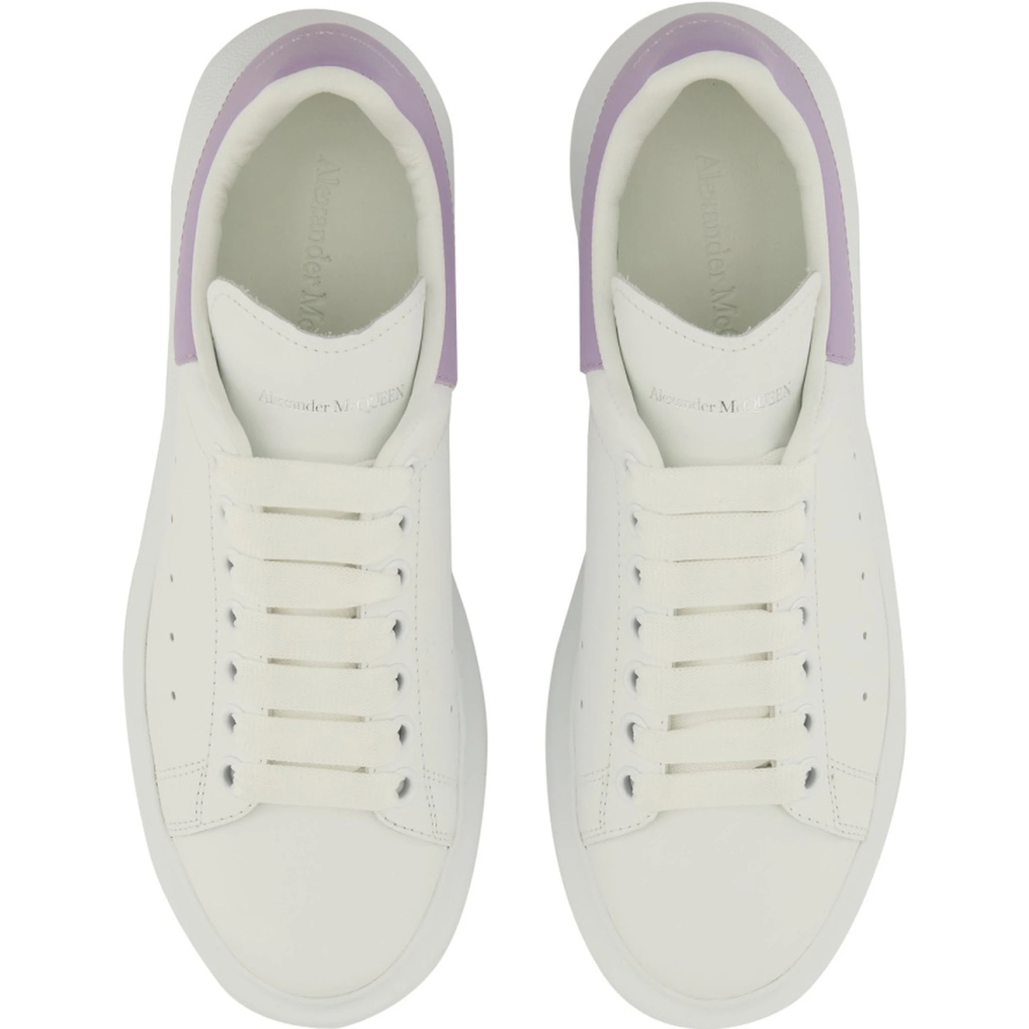 حذاء رياضي ضخم