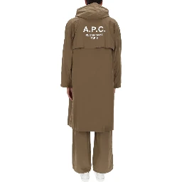 معطف واقٍ من المطر بغطاء رأس