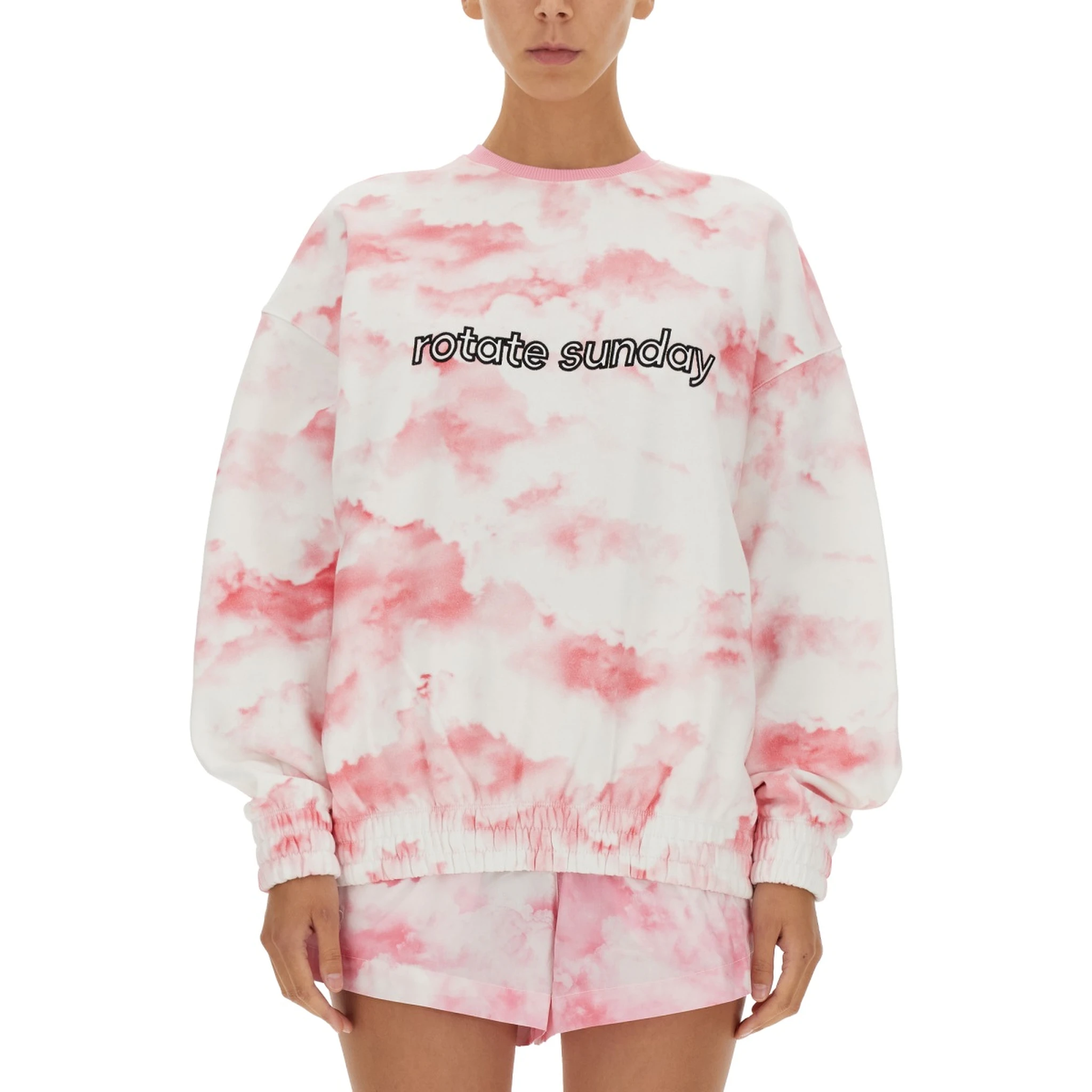 كنزة صوفية مطرزة بشعار