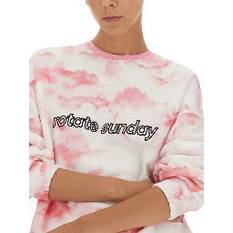 كنزة صوفية مطرزة بشعار