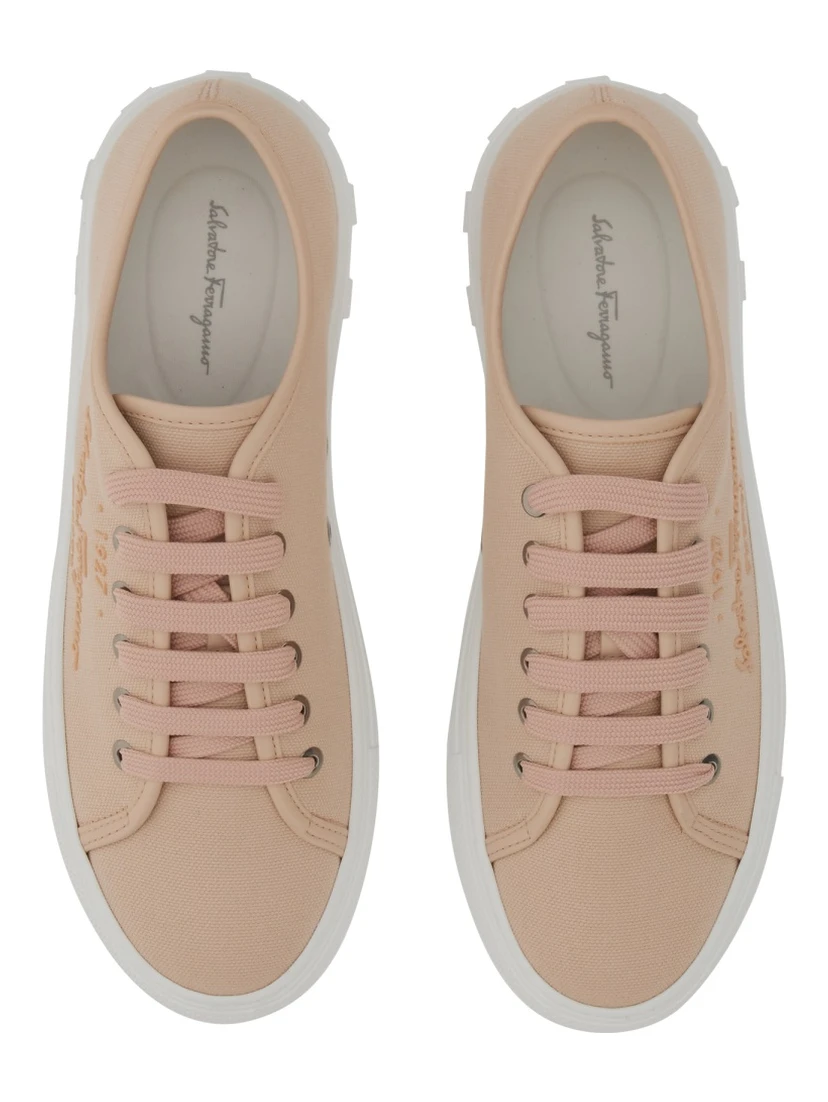 حذاء رياضي بشعار