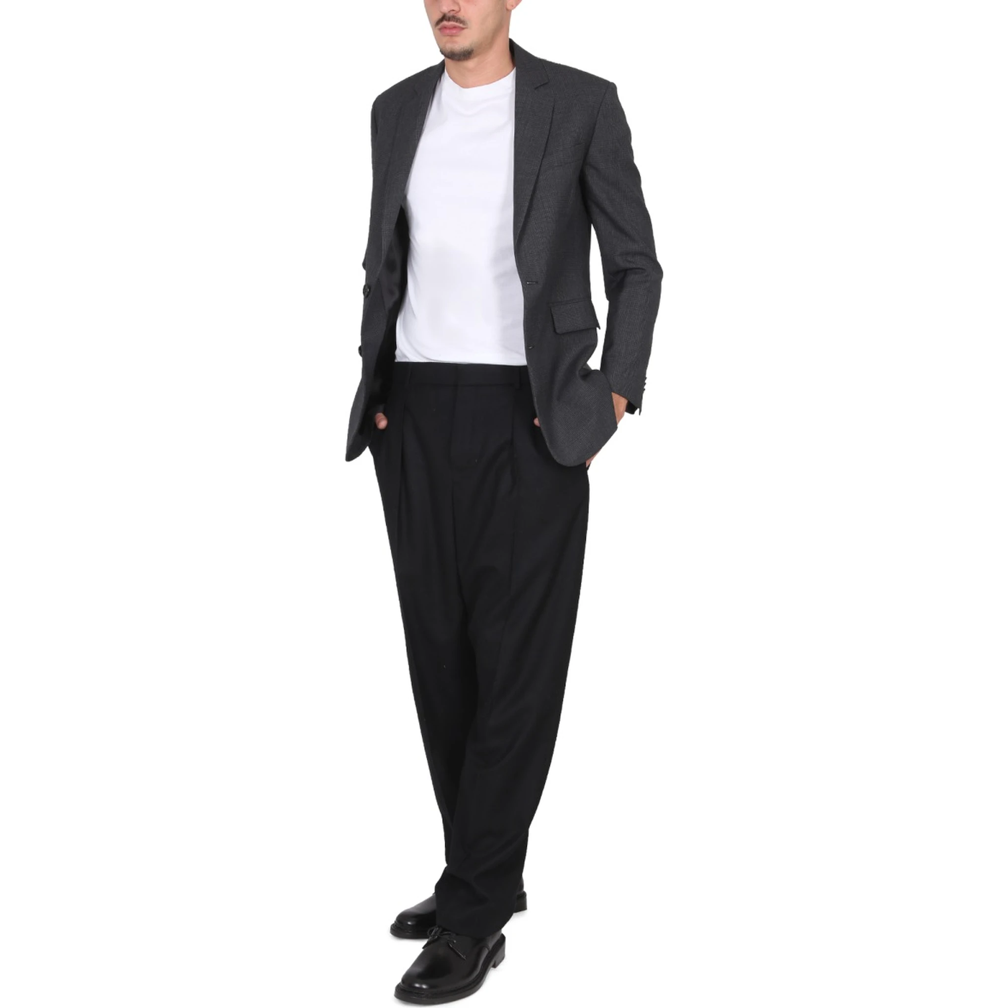 جاكيت من الصوف البكر بصف أزرار واحد