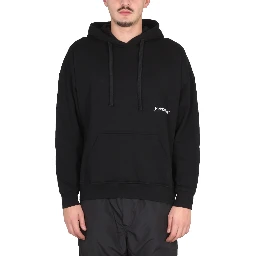 كنزة رياضية بشعار