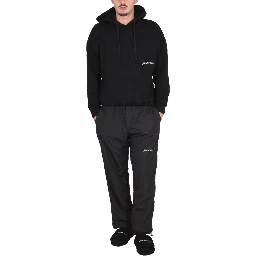 كنزة رياضية بشعار