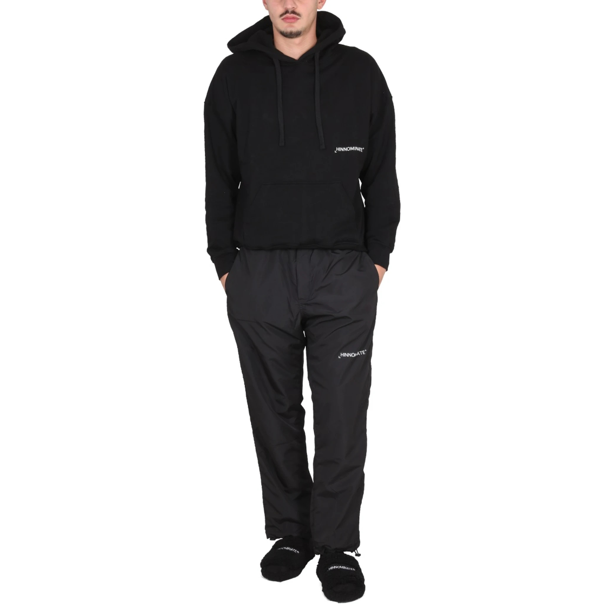 كنزة رياضية بشعار