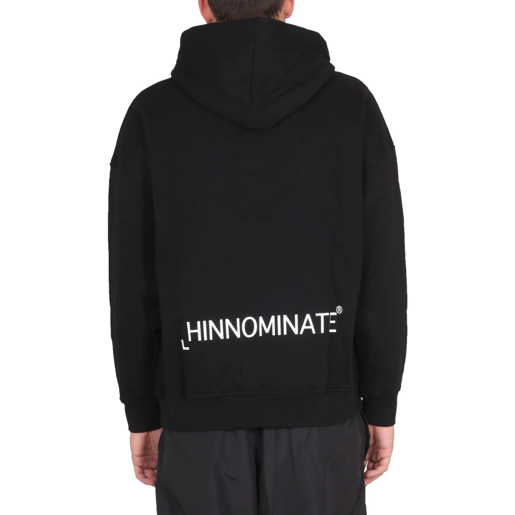 كنزة رياضية بشعار