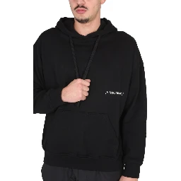 كنزة رياضية بشعار