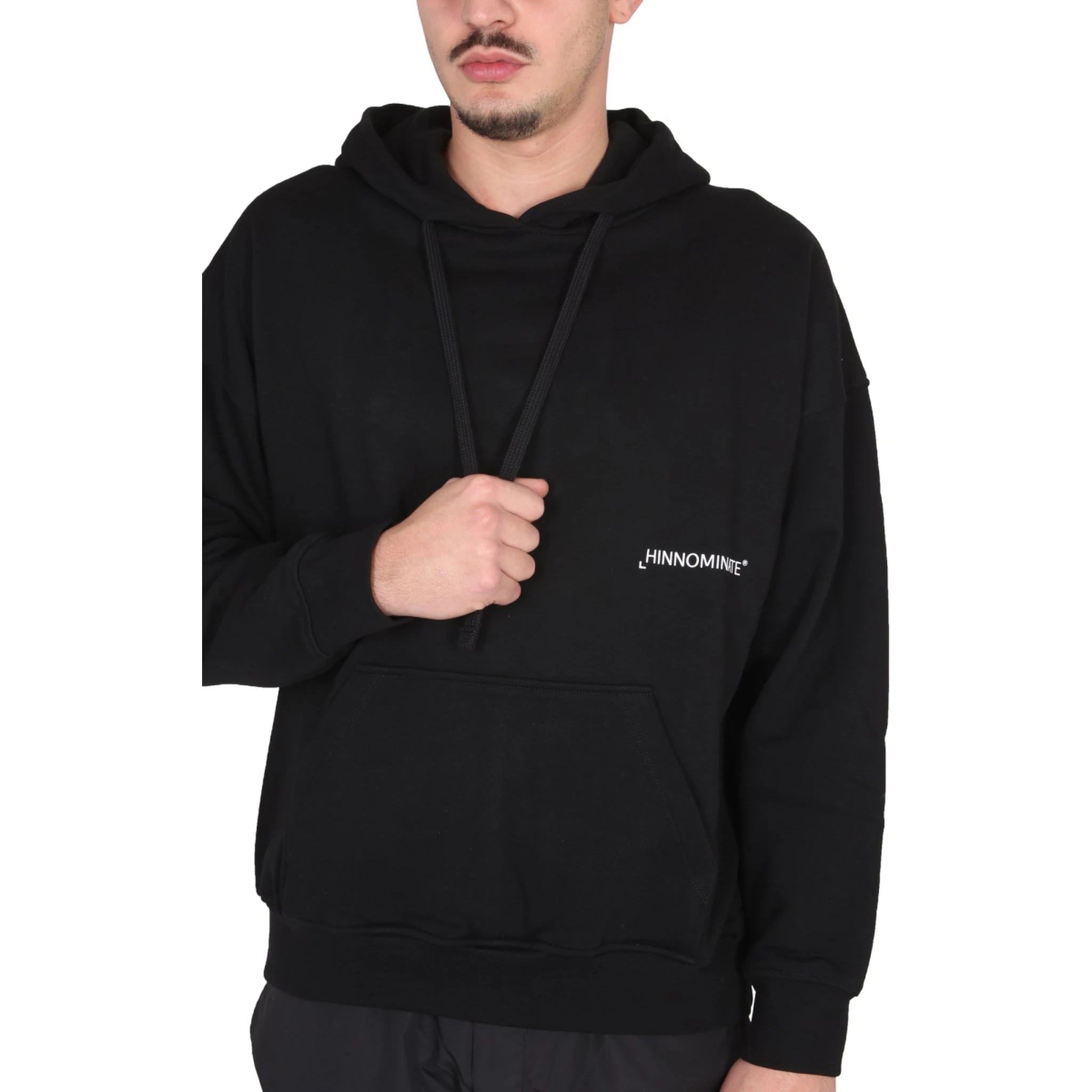 كنزة رياضية بشعار