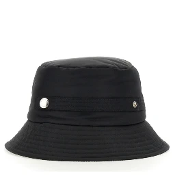 قبعة دلو بشعار