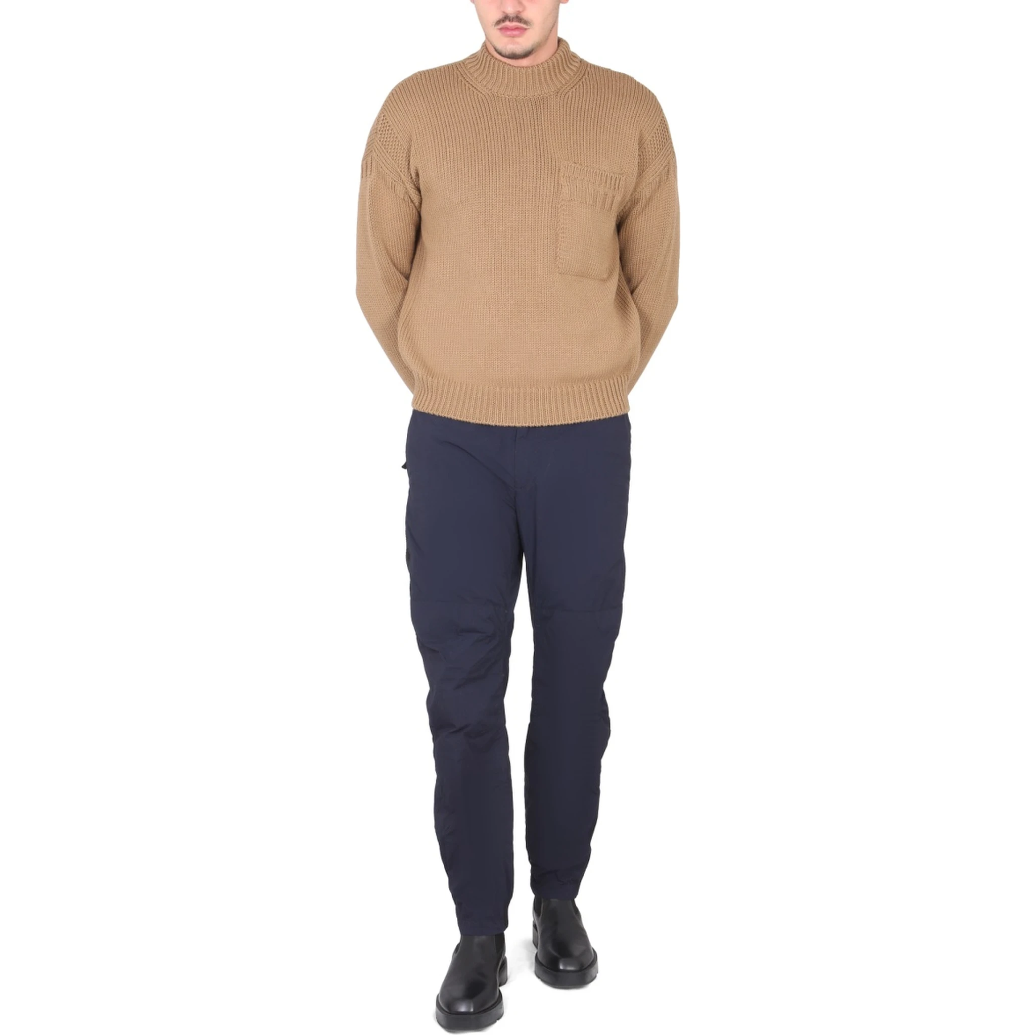 قميص بياقة عالية