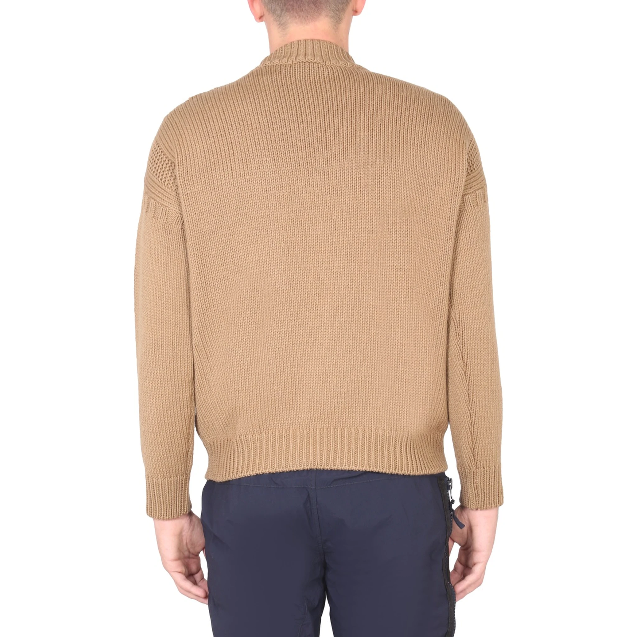 قميص بياقة عالية