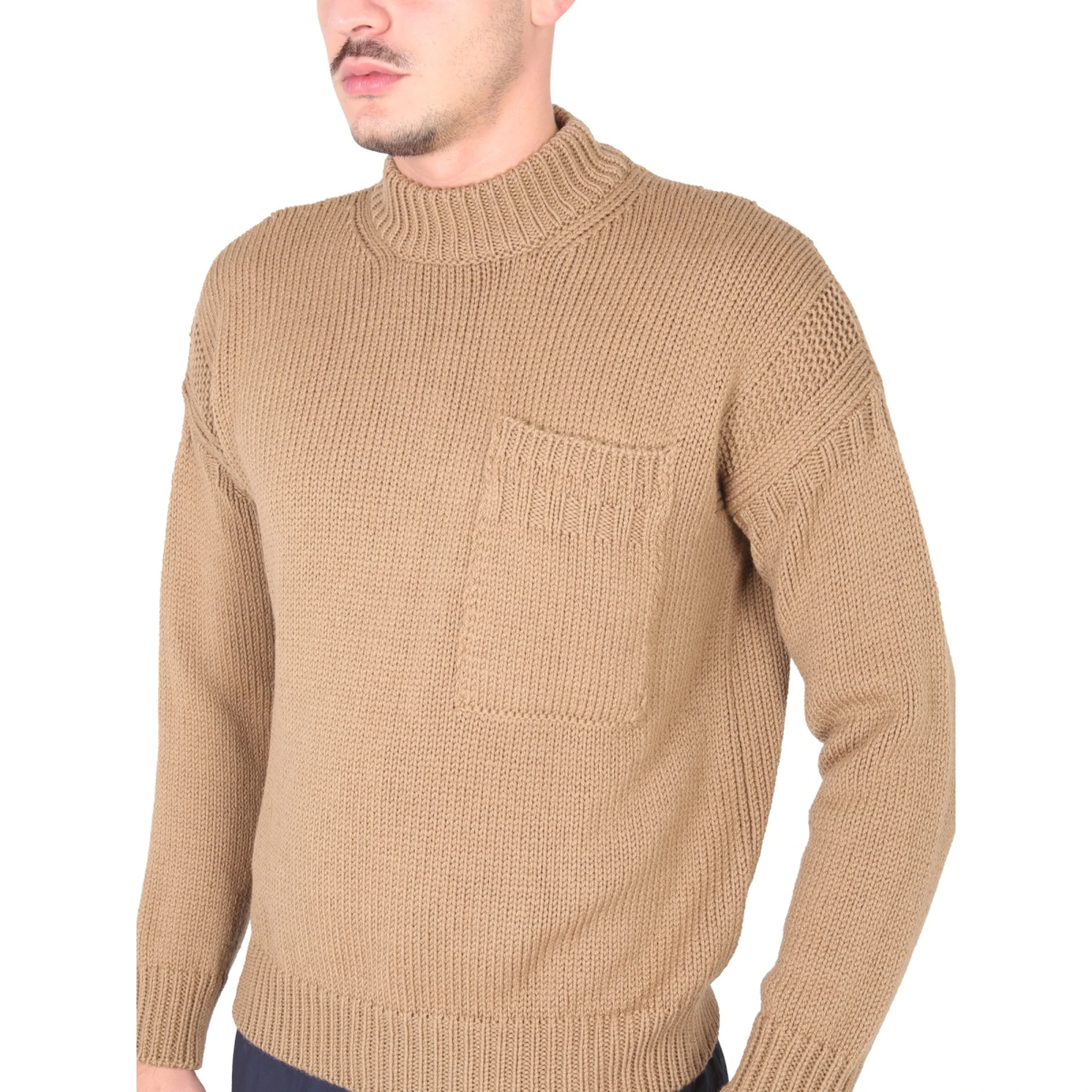 قميص بياقة عالية