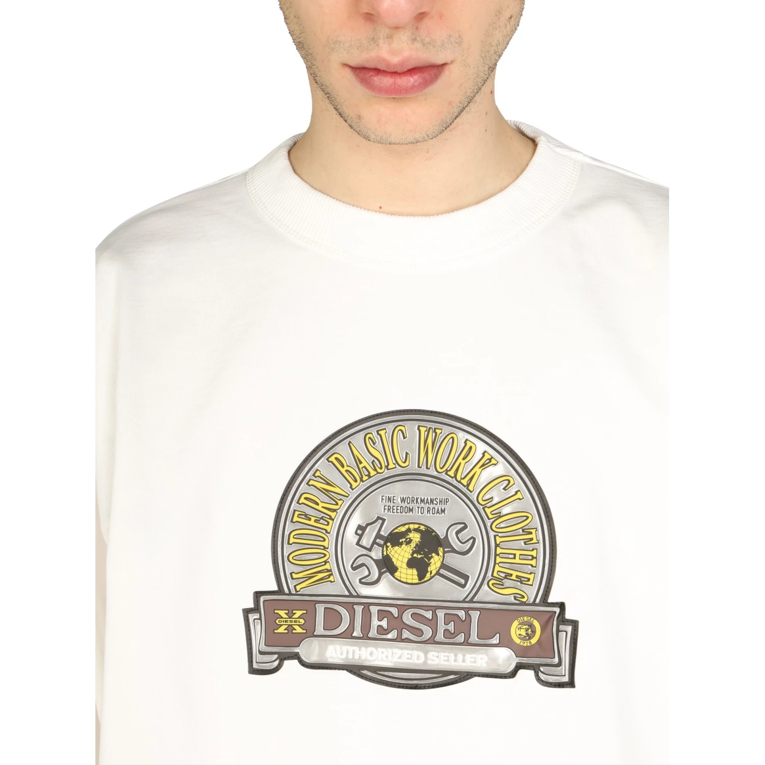 LOGO PATCH SWEATSHIRT