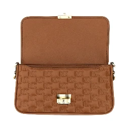 حقيبة بشعار