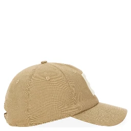 قبعة بيسبول بشعار