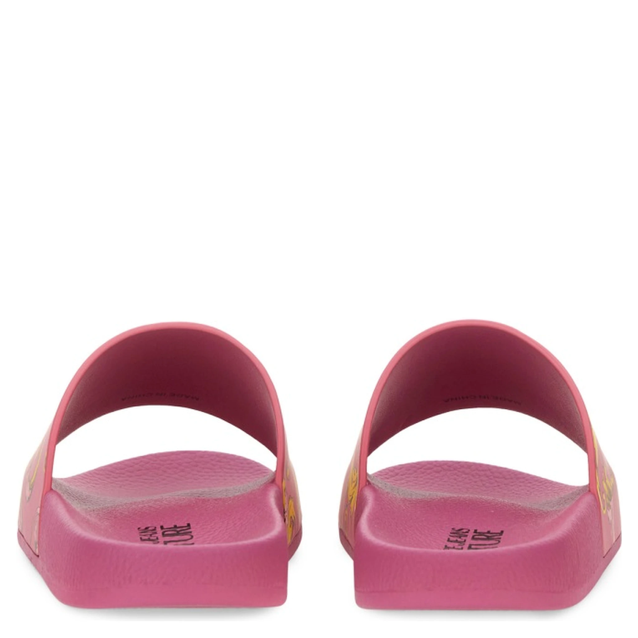 صندل سهل الارتداء مزين بشعار