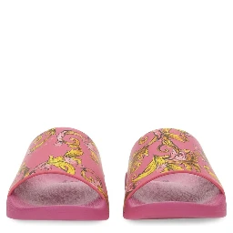 صندل سهل الارتداء مزين بشعار