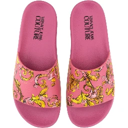 صندل سهل الارتداء مزين بشعار