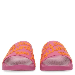 صندل سهل الارتداء مزين بشعار