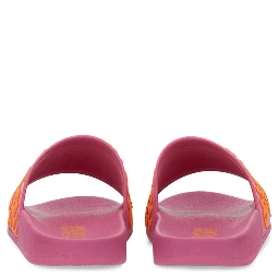 صندل سهل الارتداء مزين بشعار