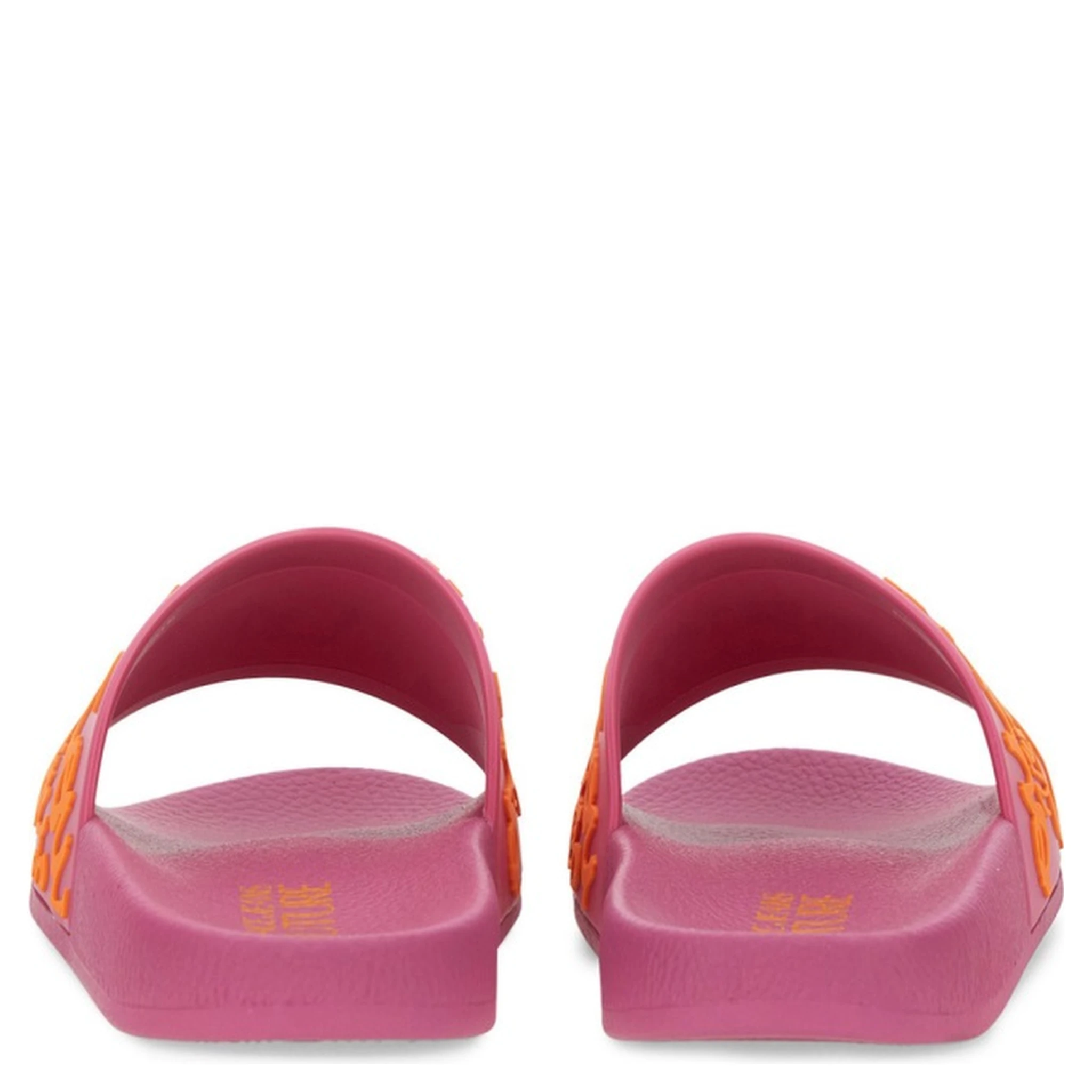 صندل سهل الارتداء مزين بشعار