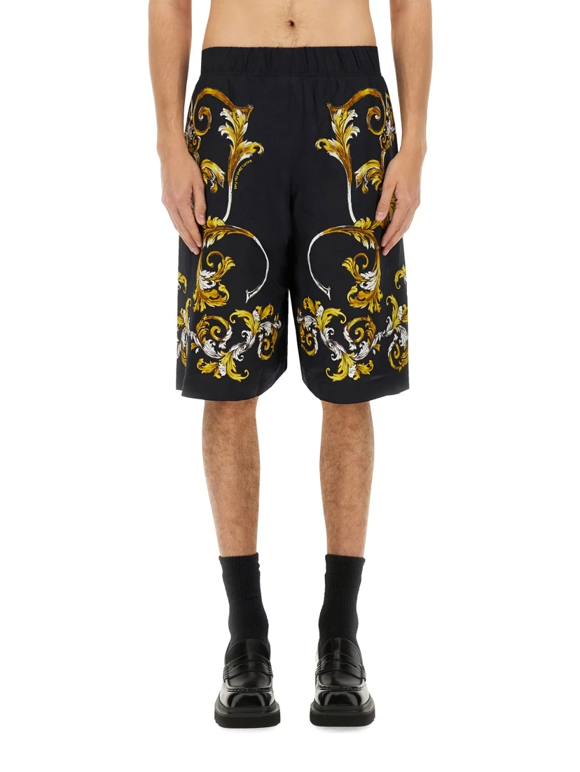 SHORTS WITH BAROQUE OUTLINE PRINT