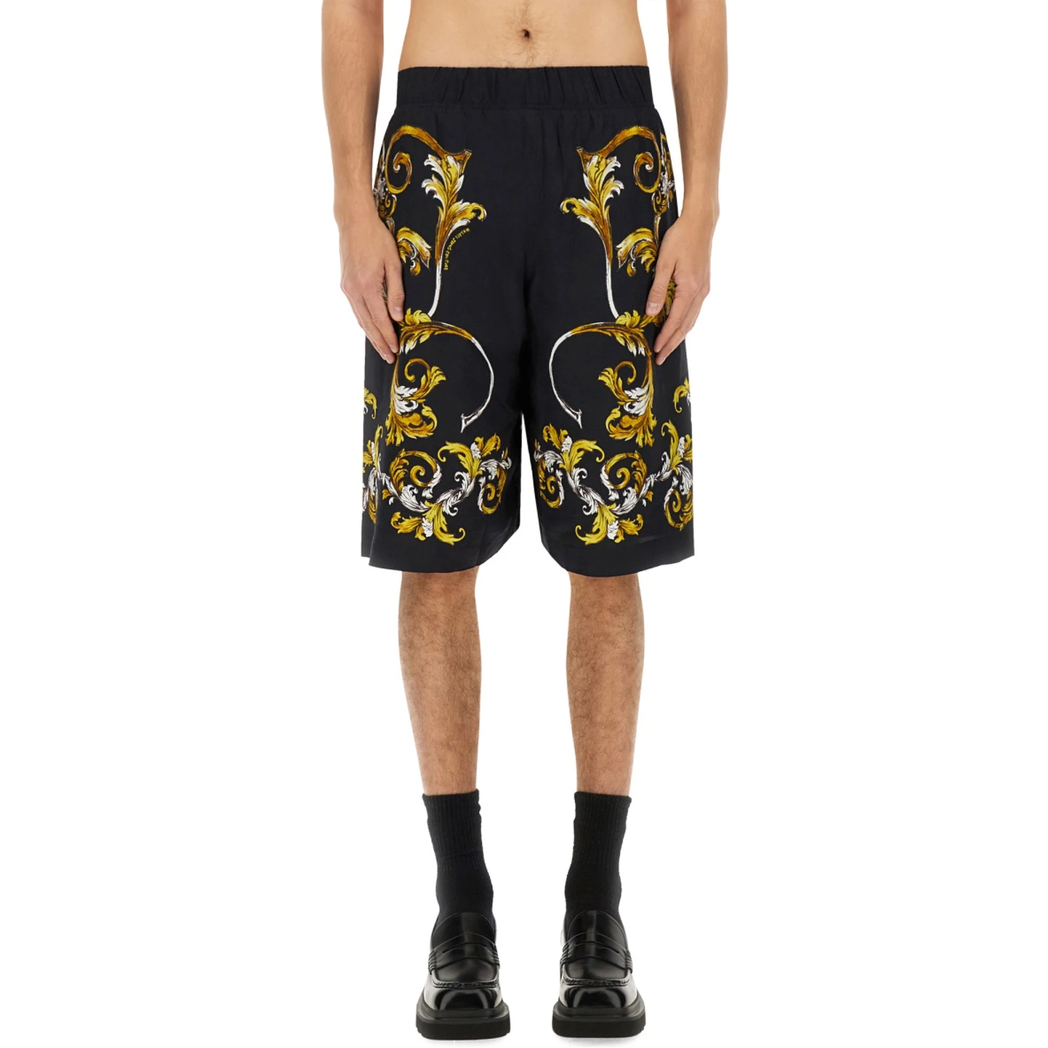SHORTS WITH BAROQUE OUTLINE PRINT