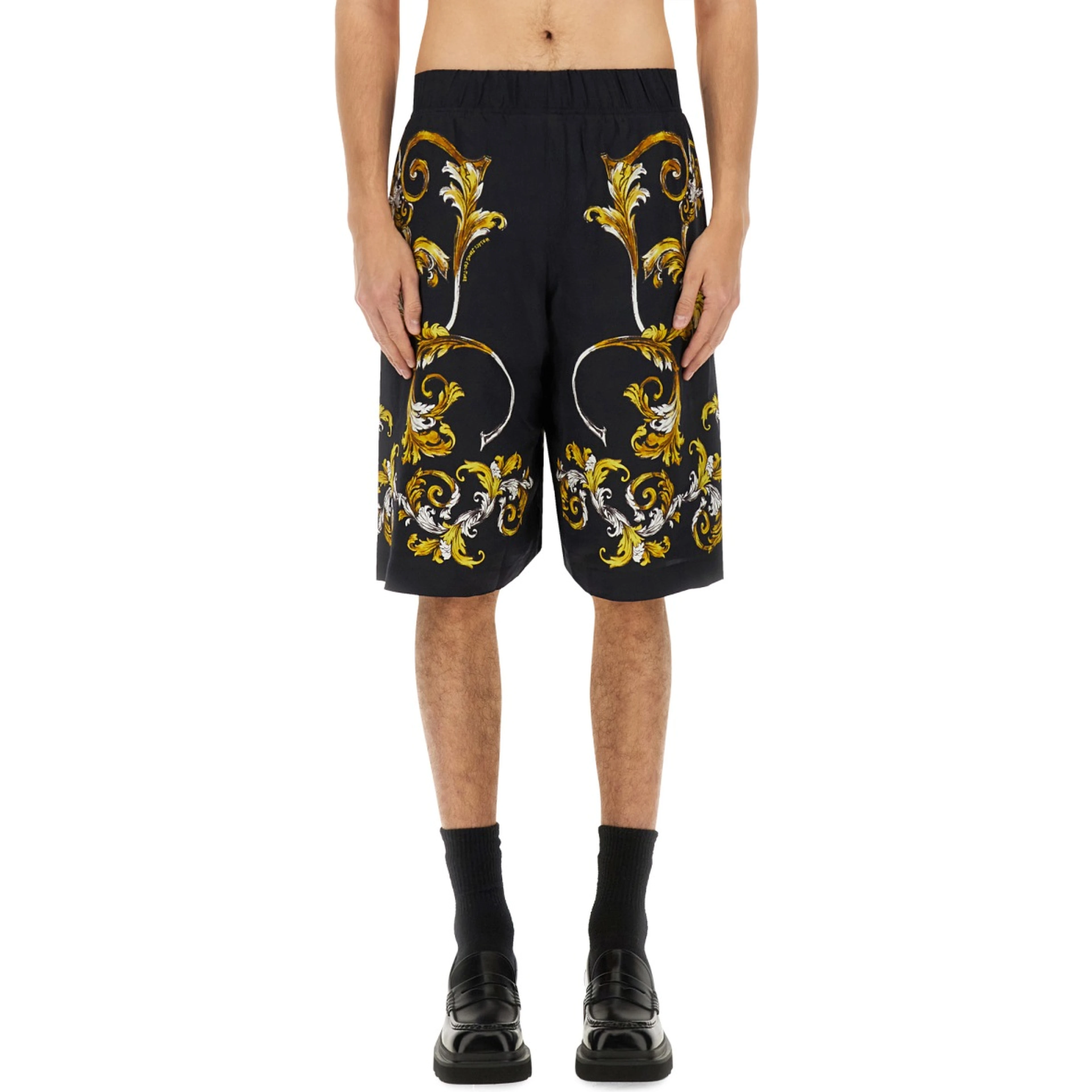 SHORTS WITH BAROQUE OUTLINE PRINT