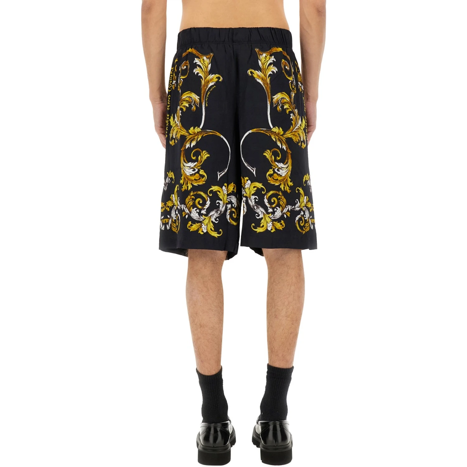 SHORTS WITH BAROQUE OUTLINE PRINT